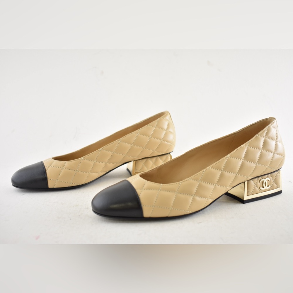 Chanel 24B Beige Lambskin Quilted Black Cap CC Logo Gold Block Heel Pumps 37.5 - Picture 12 of 16